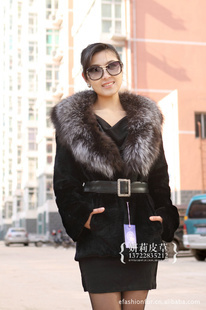 《妍莉皮草 厂家直销引领风尚，豹纹长款新品大衣开启奢华批发新篇章》